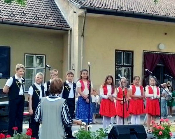 ZENESZÁNSZ-ZENÉS VÍGASSÁGOK