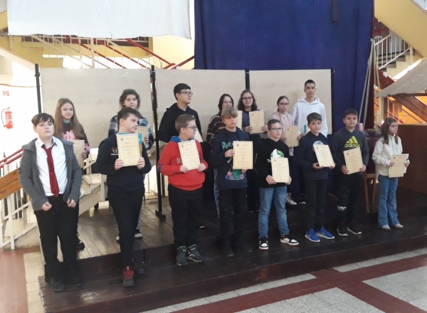 Humán háziversenyek a Vörösmartyban