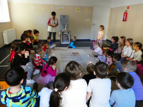 Egymillió gyermek imádkozza a rózsafüzért