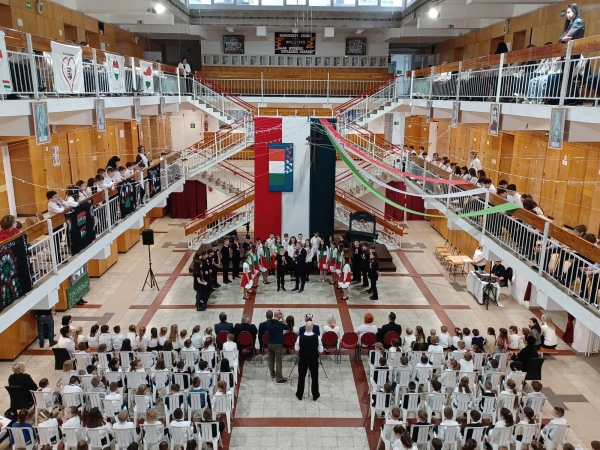 "Föl a tett mezejére, polgártársaim!"