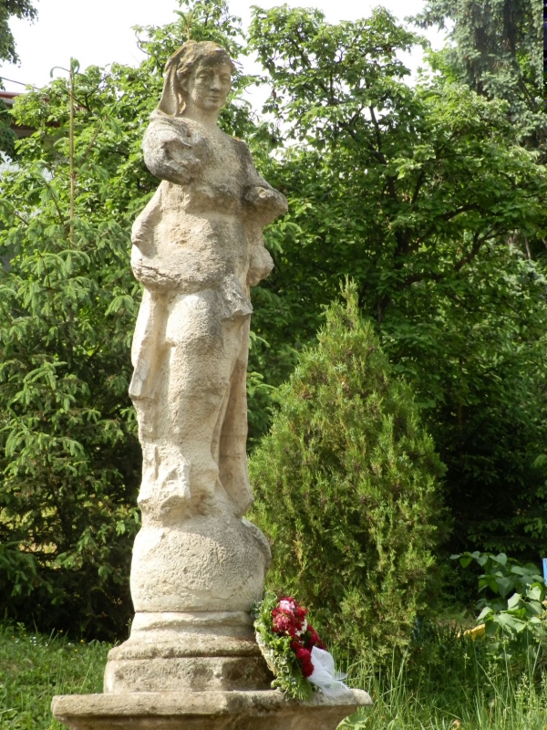 Látogatás a Szűzanya szobránál