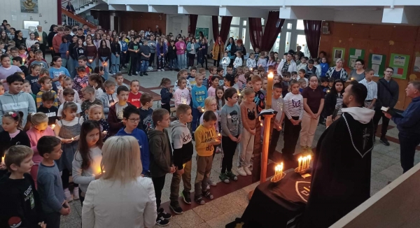 "Isten letöröl a szemükről minden könnyet..."